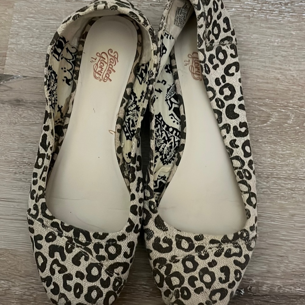 They are by faded glory size 7 1/2 women’s cheetah flats